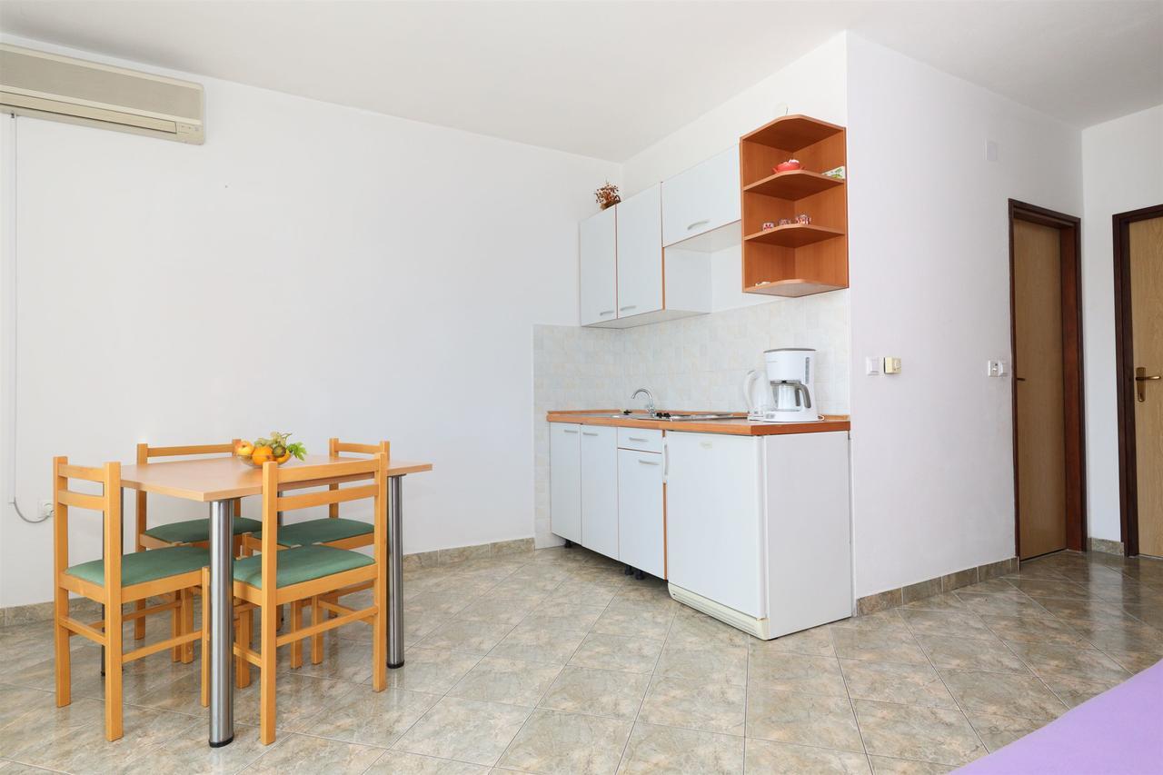 Apartments Snjezana Тисно Екстериор снимка