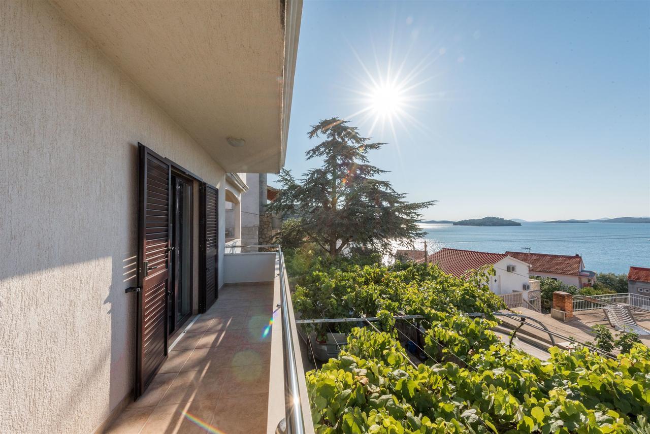Apartments Snjezana Тисно Екстериор снимка
