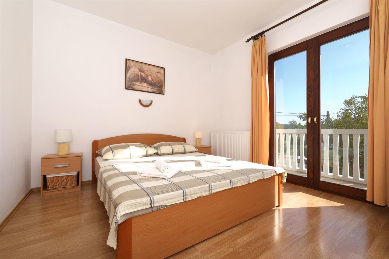 Apartments Snjezana Тисно Екстериор снимка