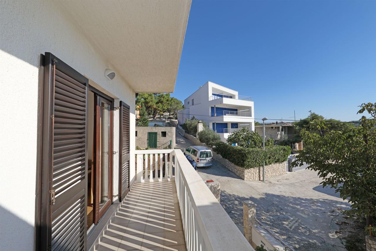 Apartments Snjezana Тисно Екстериор снимка