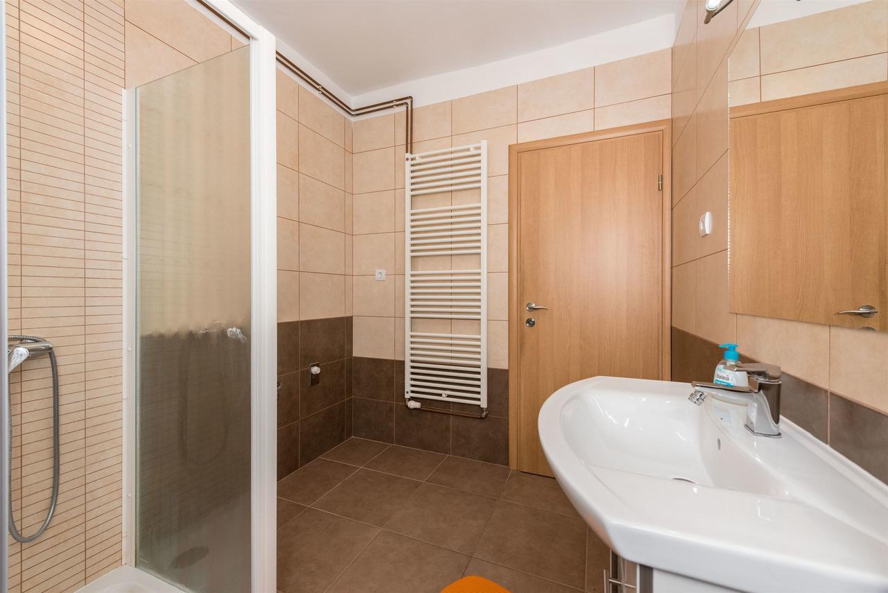 Apartments Snjezana Тисно Екстериор снимка