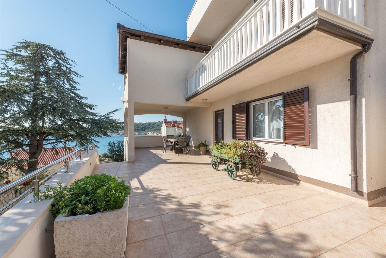 Apartments Snjezana Тисно Екстериор снимка