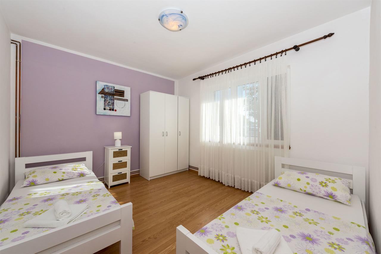 Apartments Snjezana Тисно Екстериор снимка
