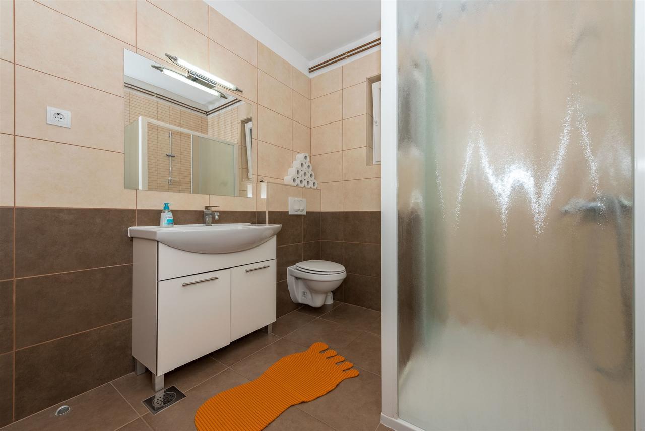 Apartments Snjezana Тисно Екстериор снимка
