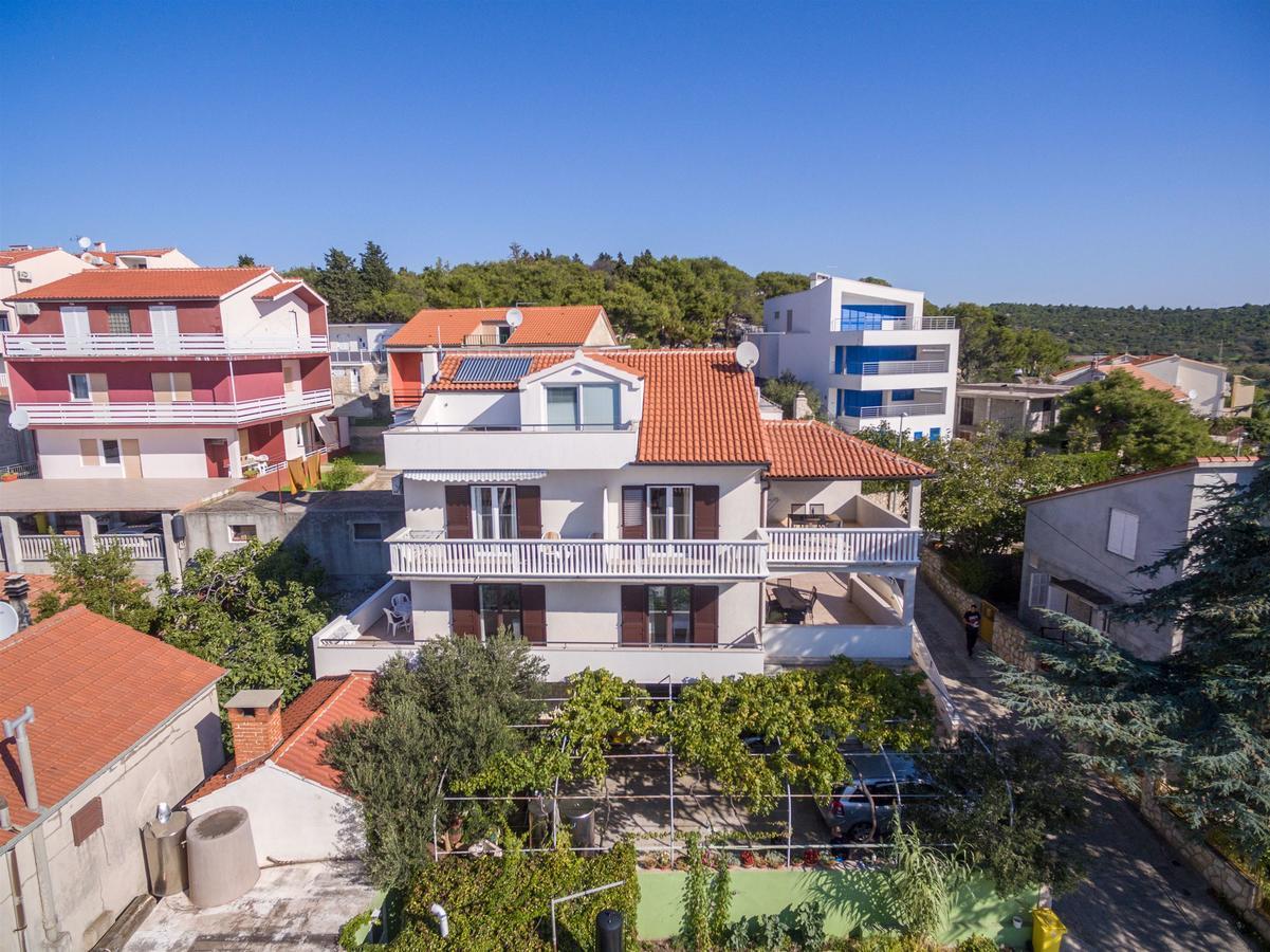 Apartments Snjezana Тисно Екстериор снимка